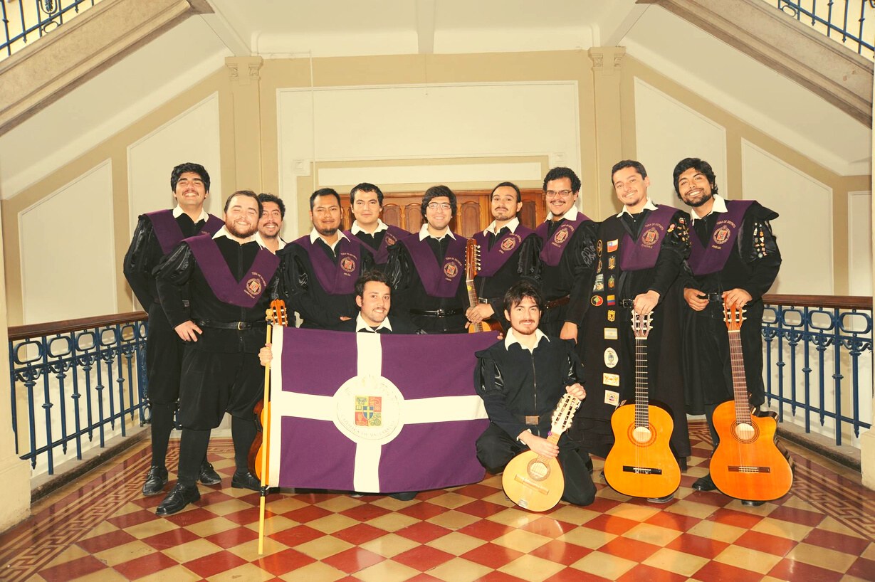 Integrantes de la Tuna PUCV con sus instrumentos y bandera